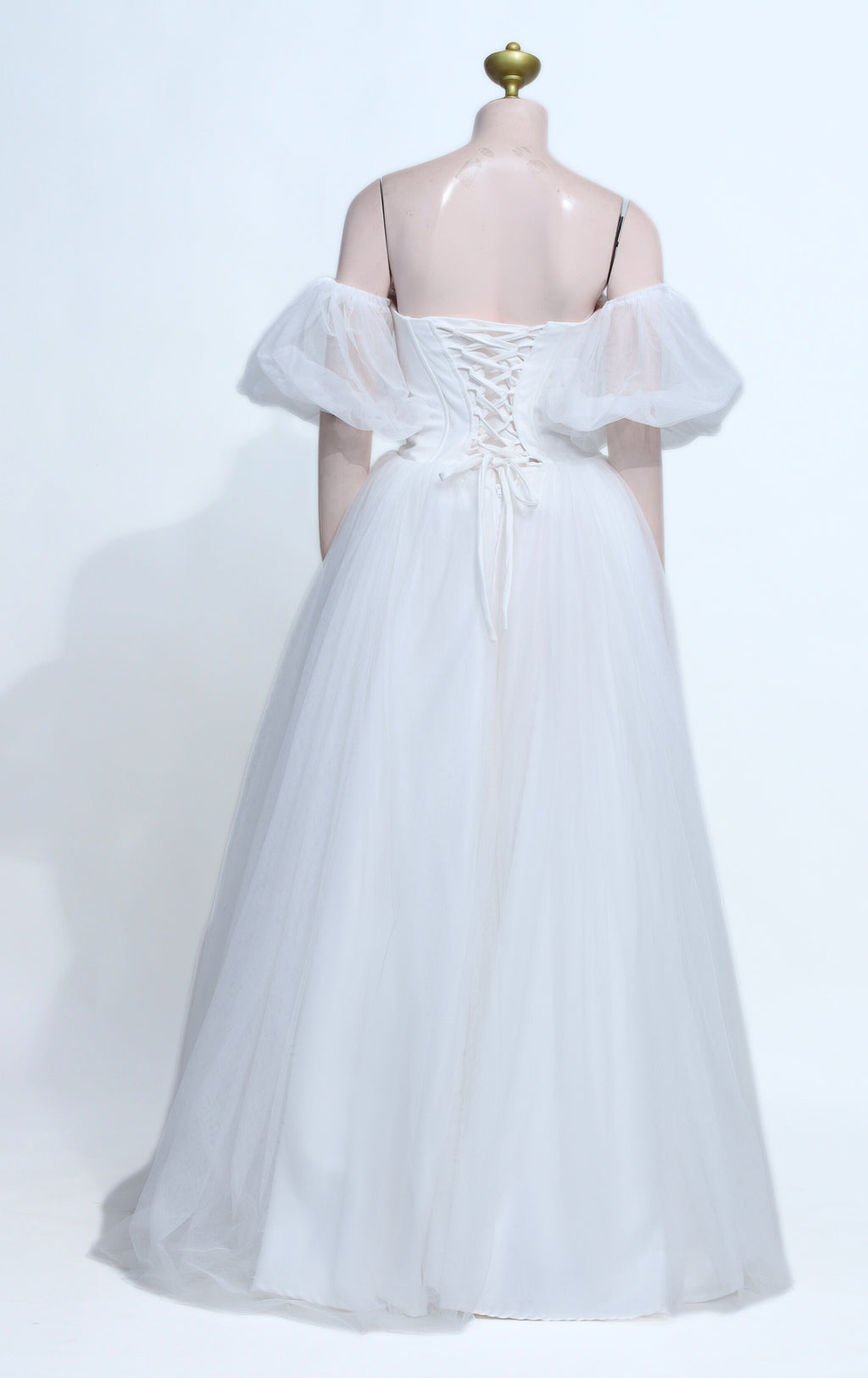 Elegant White Tulle Ball Gown with Puff Sleeves and Ruched Corset - W29